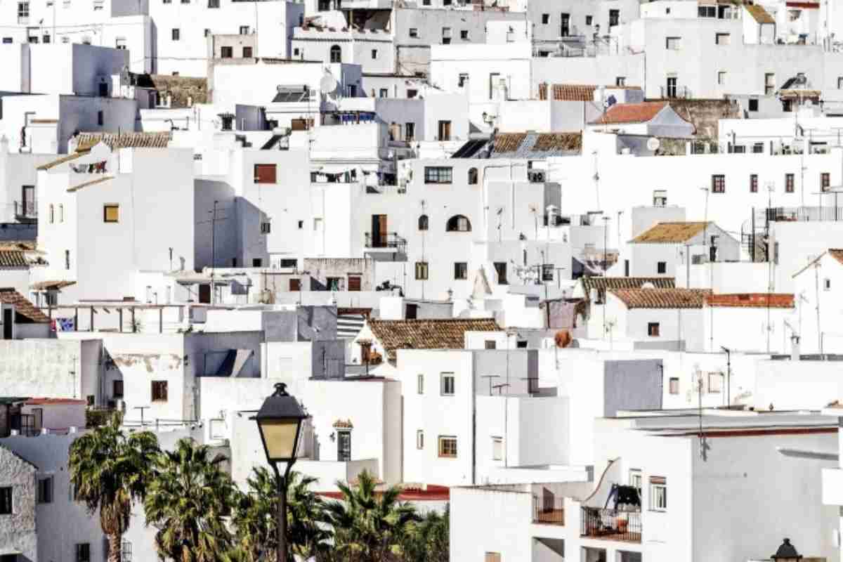 A circa 50 chilometri da Arcos, immersa nel Parque Natural Sierra de Grazalema, si trova Grazalema,