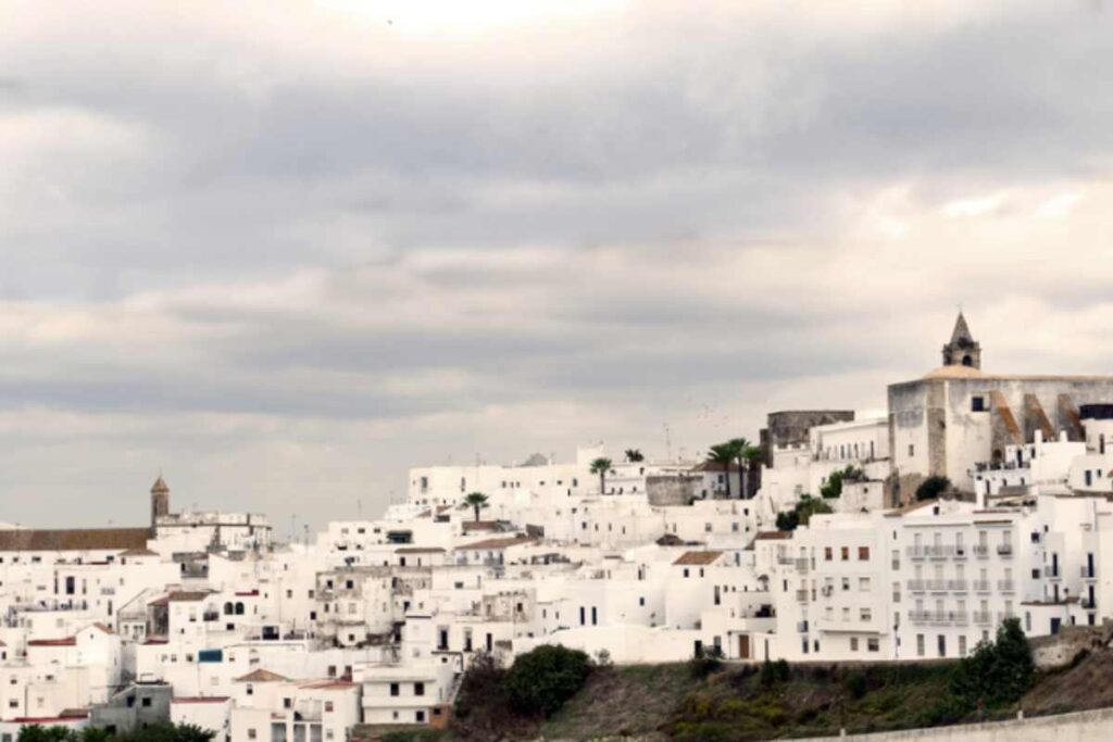 Queste località, con le loro case imbiancate a calce e le influenze culturali moresche, rappresentano un patrimonio storico