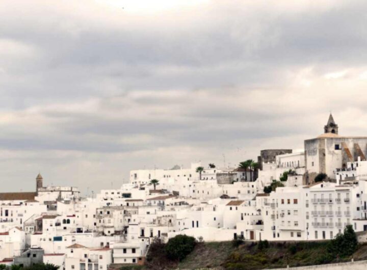 Queste località, con le loro case imbiancate a calce e le influenze culturali moresche, rappresentano un patrimonio storico