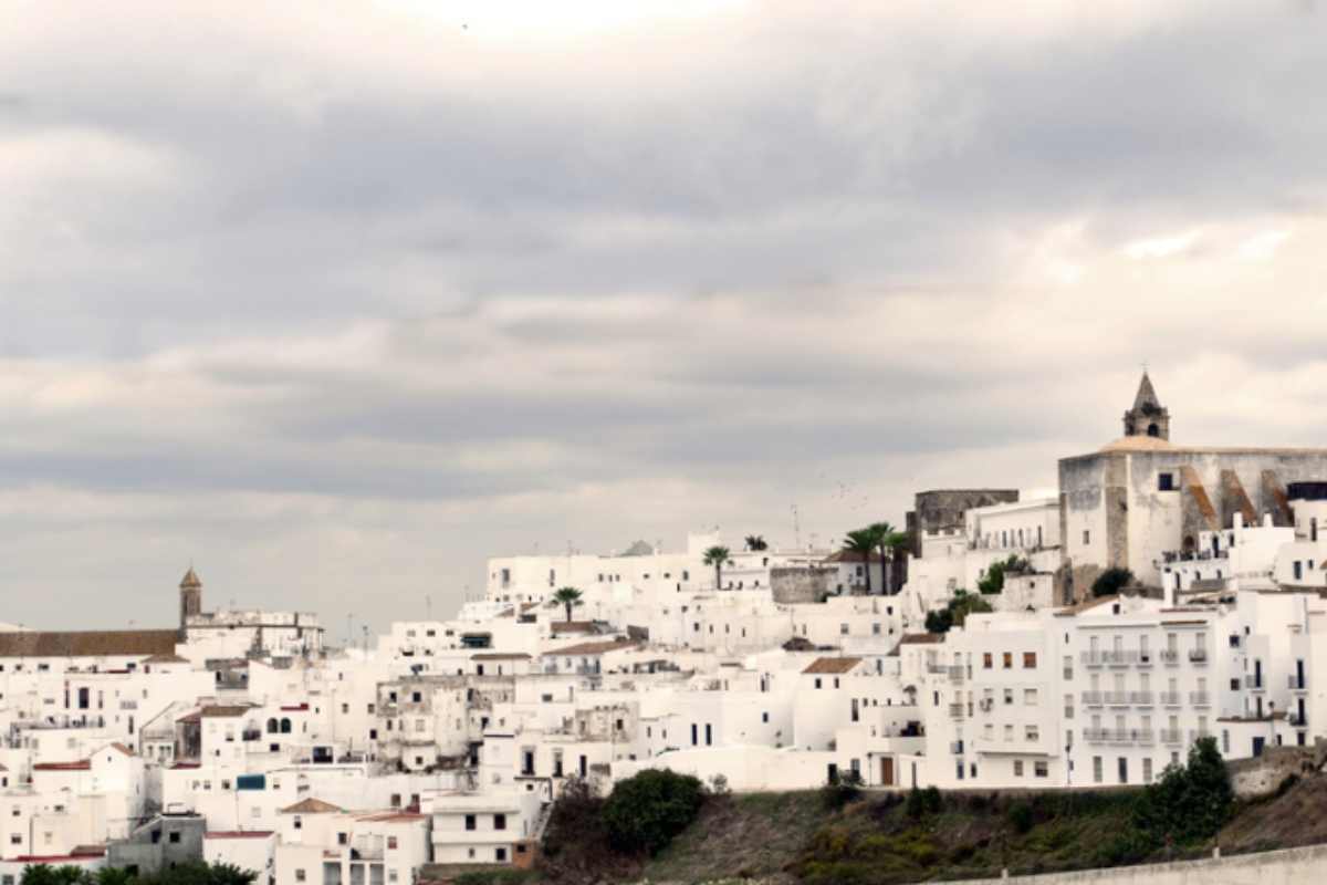 Questa città europea dalle spiagge bianchissime e le contaminazioni marocchine è un gioiello da scoprire