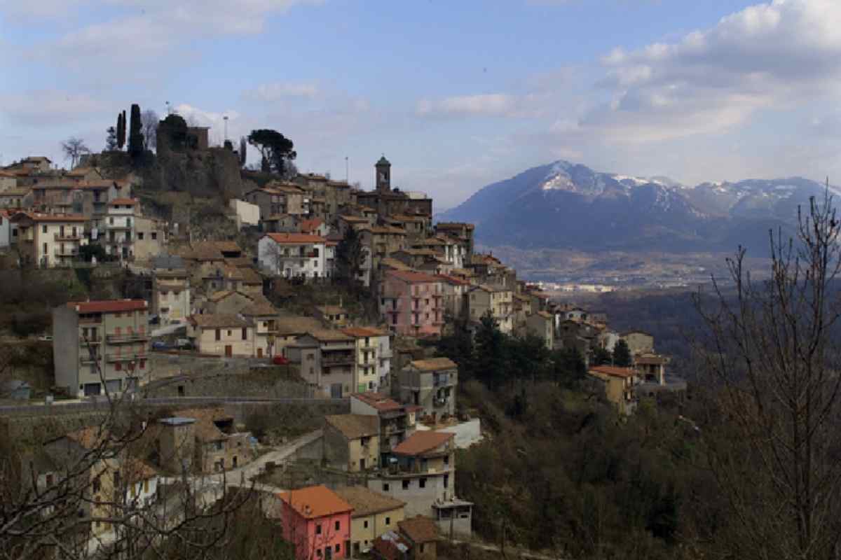 Addio stress: la guida al borgo del silenzio che sta incantando i viaggiatori in cerca di pace vera