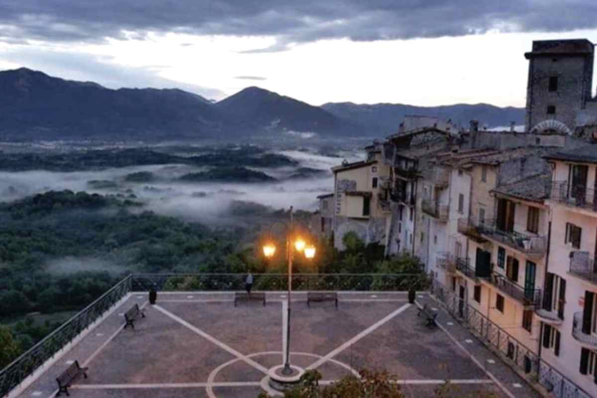 La cucina di Vivaro Romano riflette le radici profonde tra Lazio e Abruzzo, con prodotti e ricette tramandate di generazione in generazione.