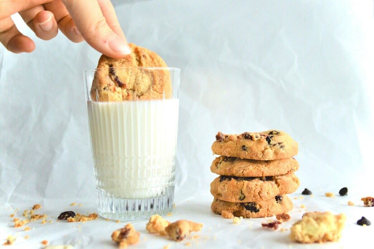 fare colazione con biscotti e zuccheri raffinati