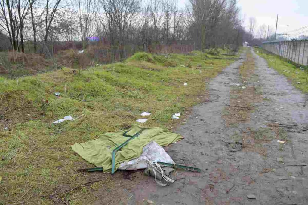 Il punto del bosco in cui è morto il pusher a Rogoredo