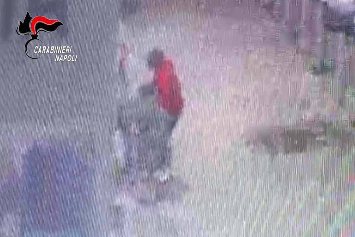 Tenta di rapire un bambino al supermercato. La madre del piccolo lo blocca: “Non è tuo figlio, dammelo!”