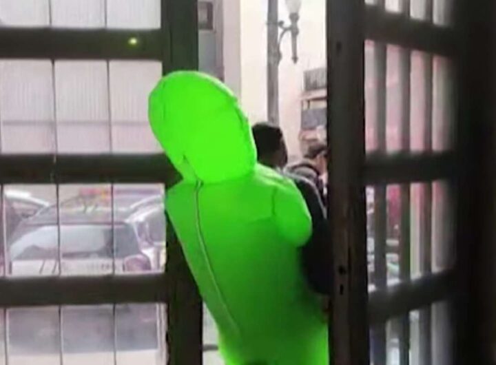 Brasile, agente di polizia travestito da alieno