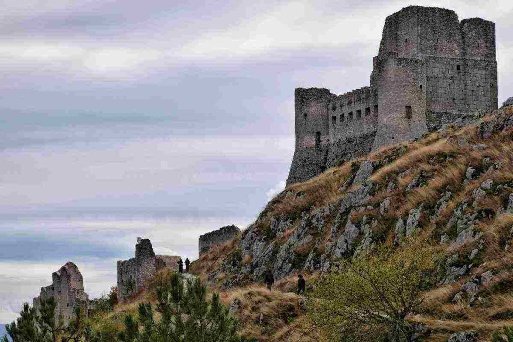 Sembra un set cinematografico, ma è un borgo millenario a 1.400 metri, i dettagli