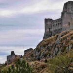 Sembra un set cinematografico, ma è un borgo millenario a 1.400 metri, i dettagli