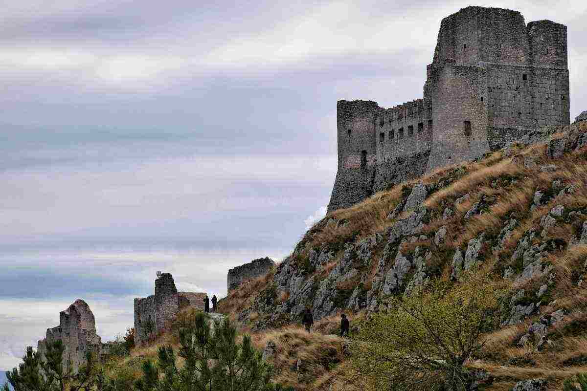 Sembra un set cinematografico, ma è un borgo millenario a 1.400 metri: tra castelli e panorami mozzafiato