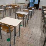 Banchi di una classe vuoti