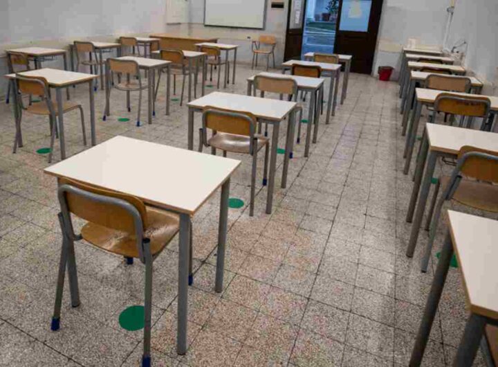 Banchi di una classe vuoti