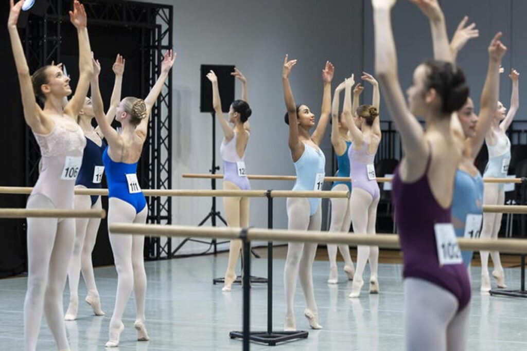 Dei bambini che fanno danza