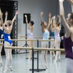 Dei bambini che fanno danza