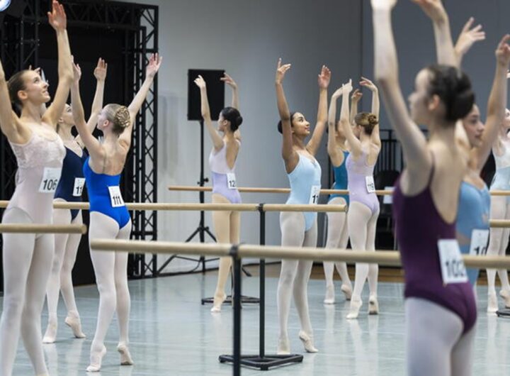 Dei bambini che fanno danza