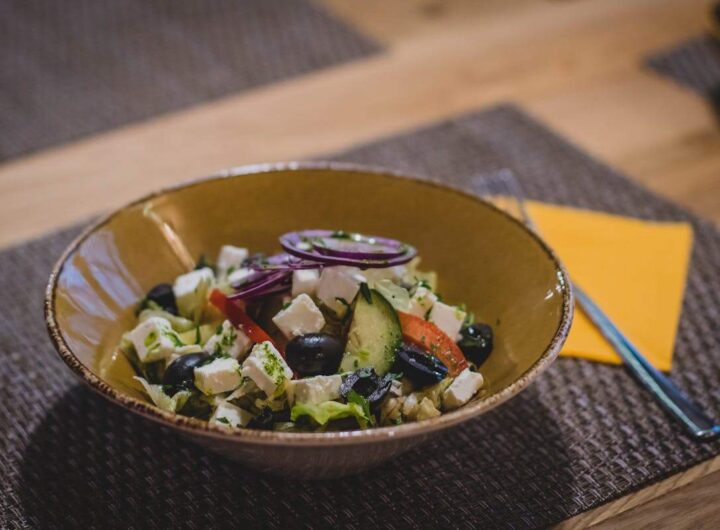 un piatto di cibi sani della dieta mediterranea