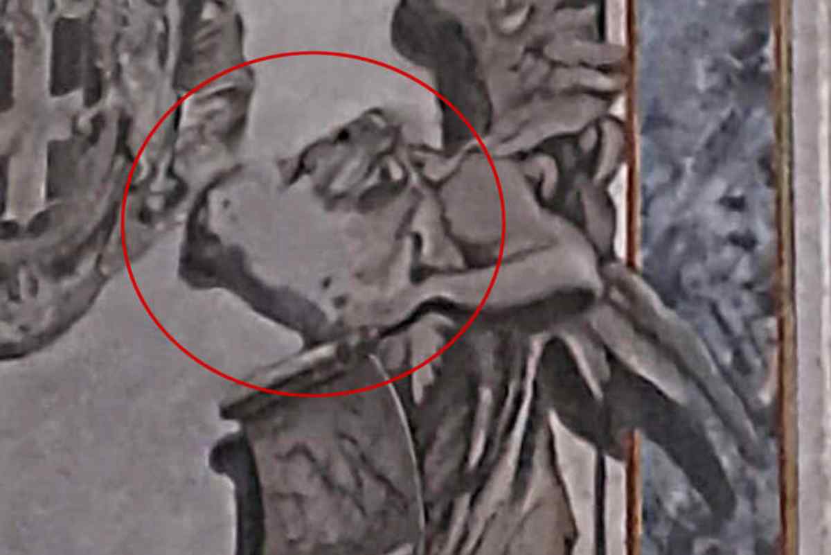 Il volto della Meloni rimosso dal dipinto 