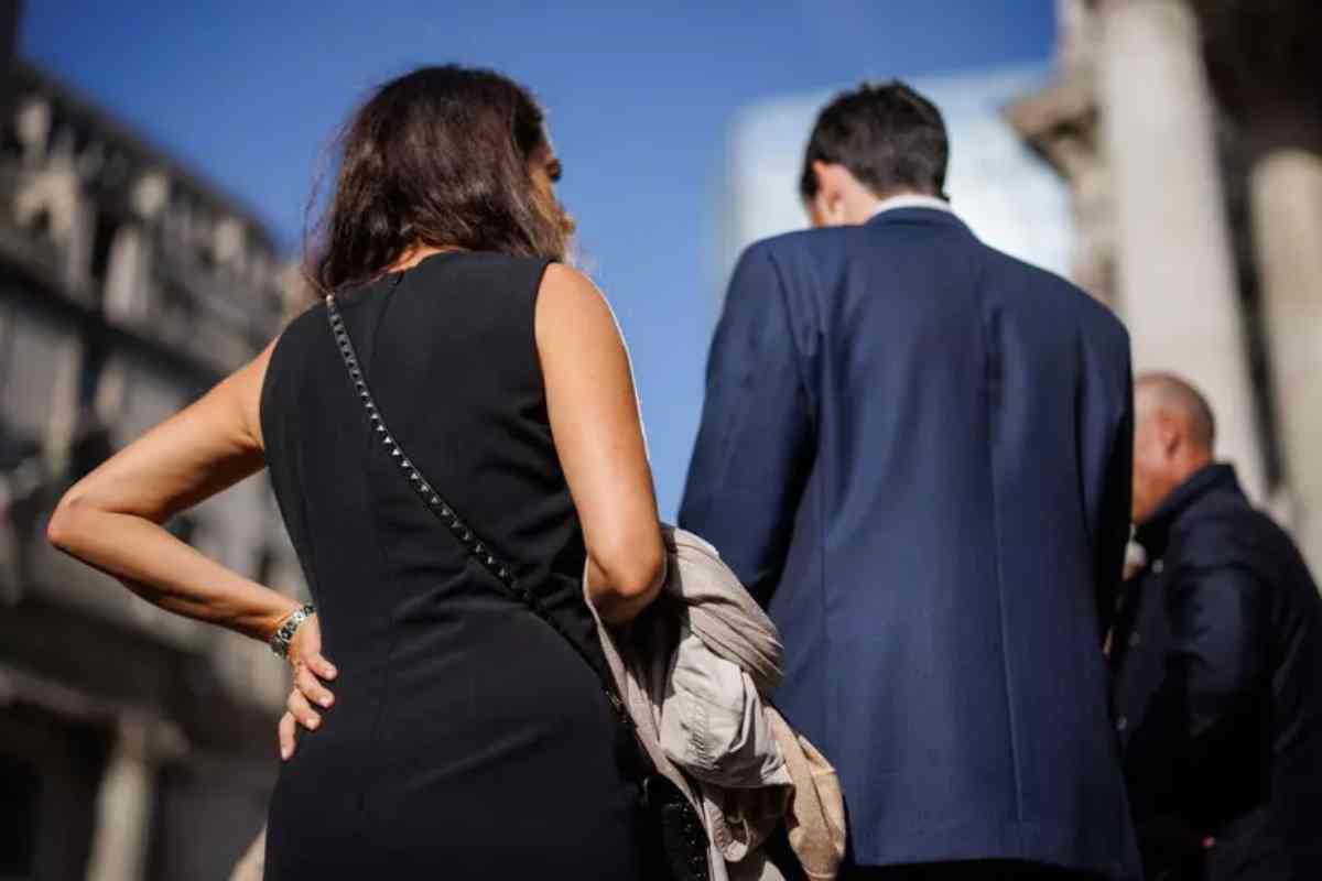 Un uomo e una donna in strada