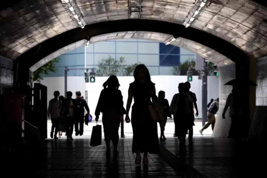 Delle donne camminano