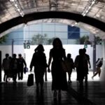 Delle donne camminano