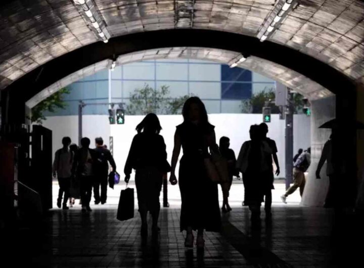 Delle donne camminano