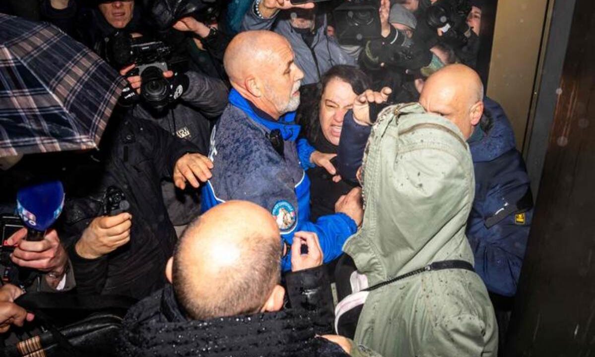 familiari vittime crans montana aggrediscono moretti