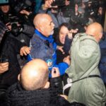 familiari vittime crans montana aggrediscono moretti