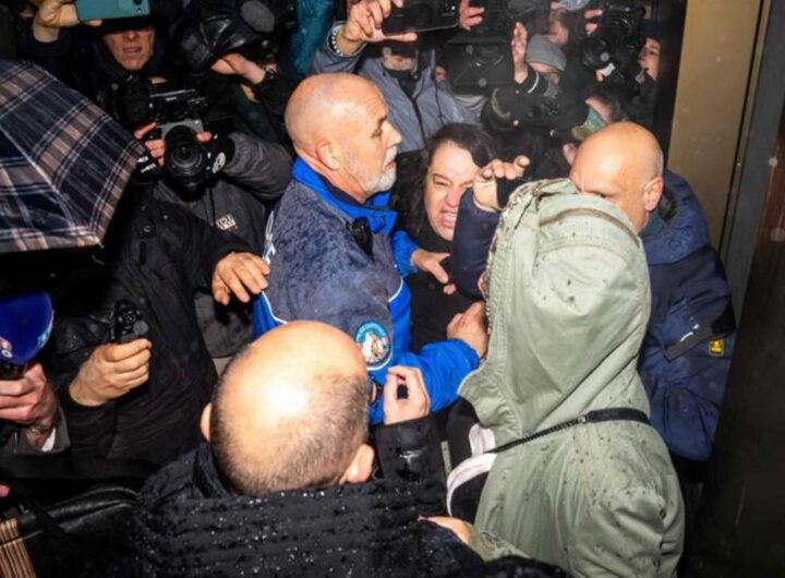 familiari vittime crans montana aggrediscono moretti