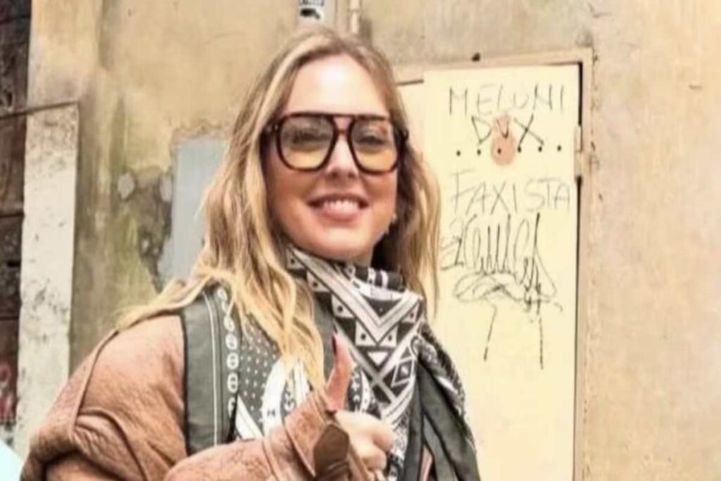 Chiara Ferragni e la foto (poi rimossa) davanti alla scritta "Meloni dux fascista"