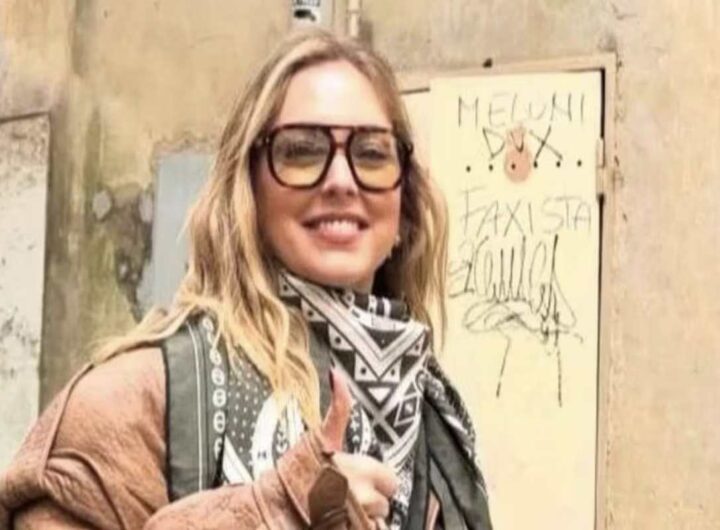 Chiara Ferragni e la foto (poi rimossa) davanti alla scritta "Meloni dux fascista"