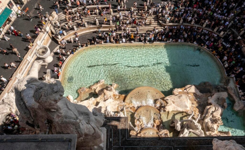 fontana di trevi vista dalla terrazza di palazzo poli