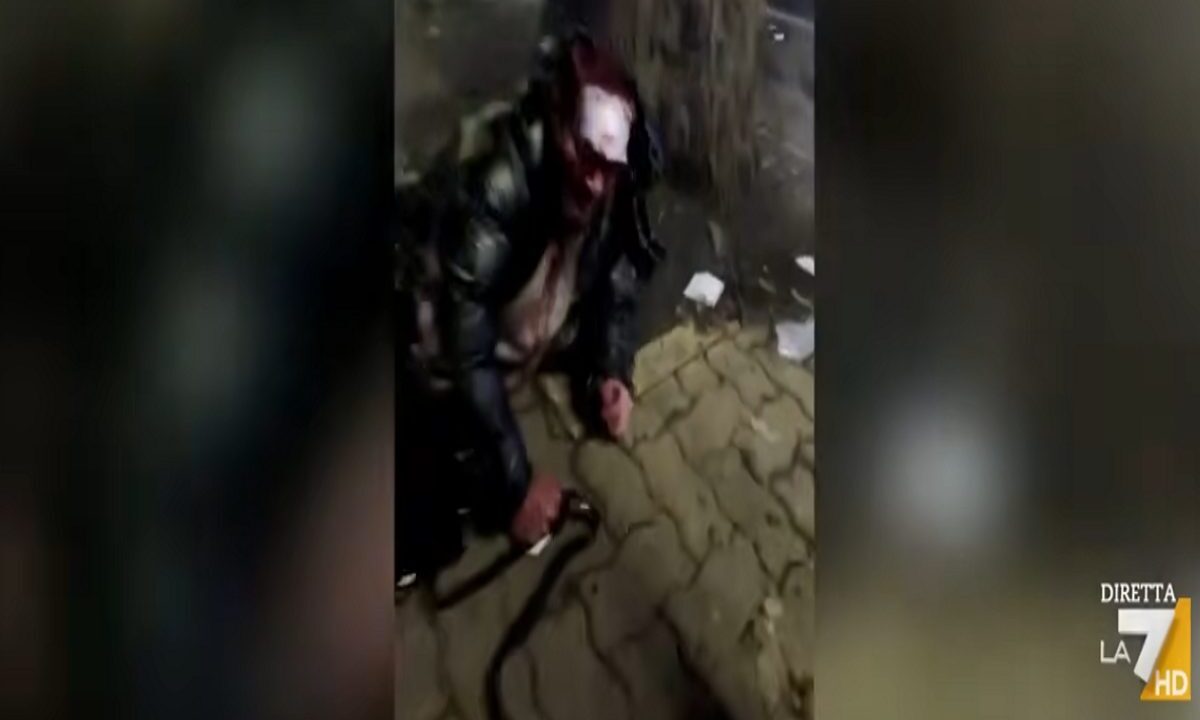 Il sessantenne della foto "simbolo" col volto insanguinato dopo essere stato picchiato dalla Polizia durante il corteo di Askatasuna presenta una querela