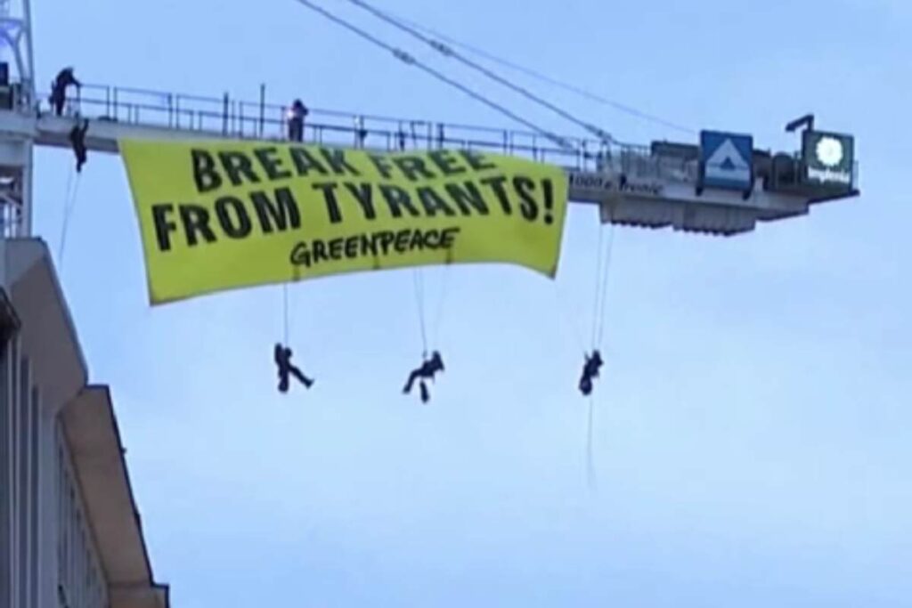 La protesta di Greenpeace a Monaco