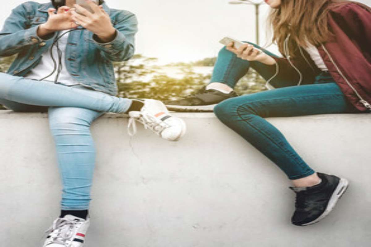 Adolescenti con lo smartphone
