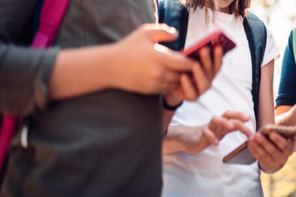 Adolescenti con il telefono
