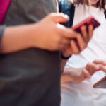 Adolescenti con il telefono