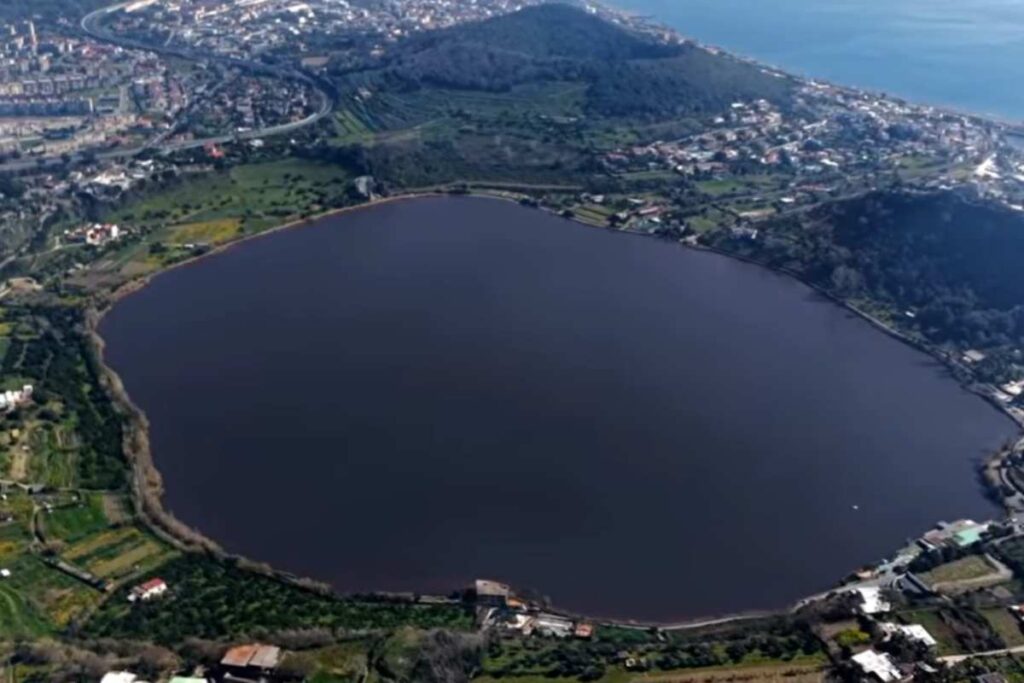 lago d'averno rosa