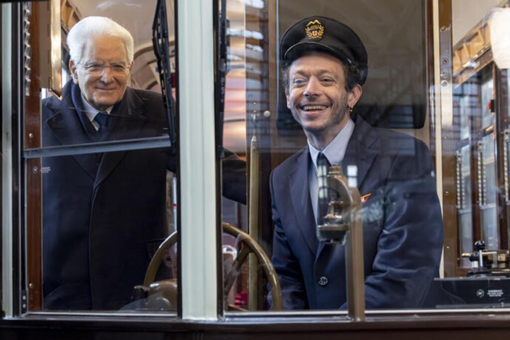 Il video del presidente Mattarella che arriva a San Siro sul tram condotto da Valentino Rossi