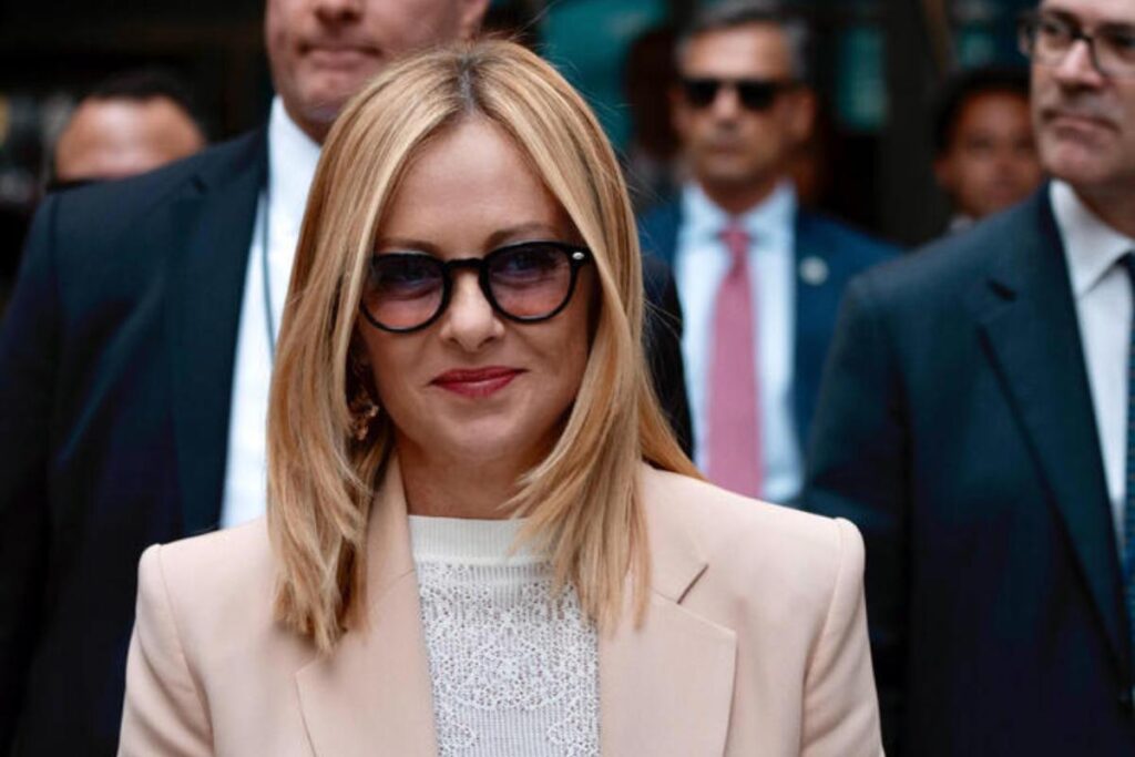 giorgia meloni con gli occhiali