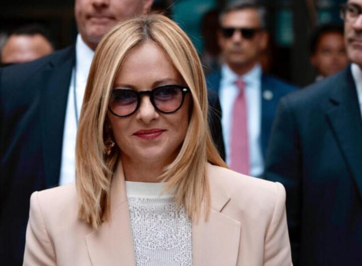 giorgia meloni con gli occhiali