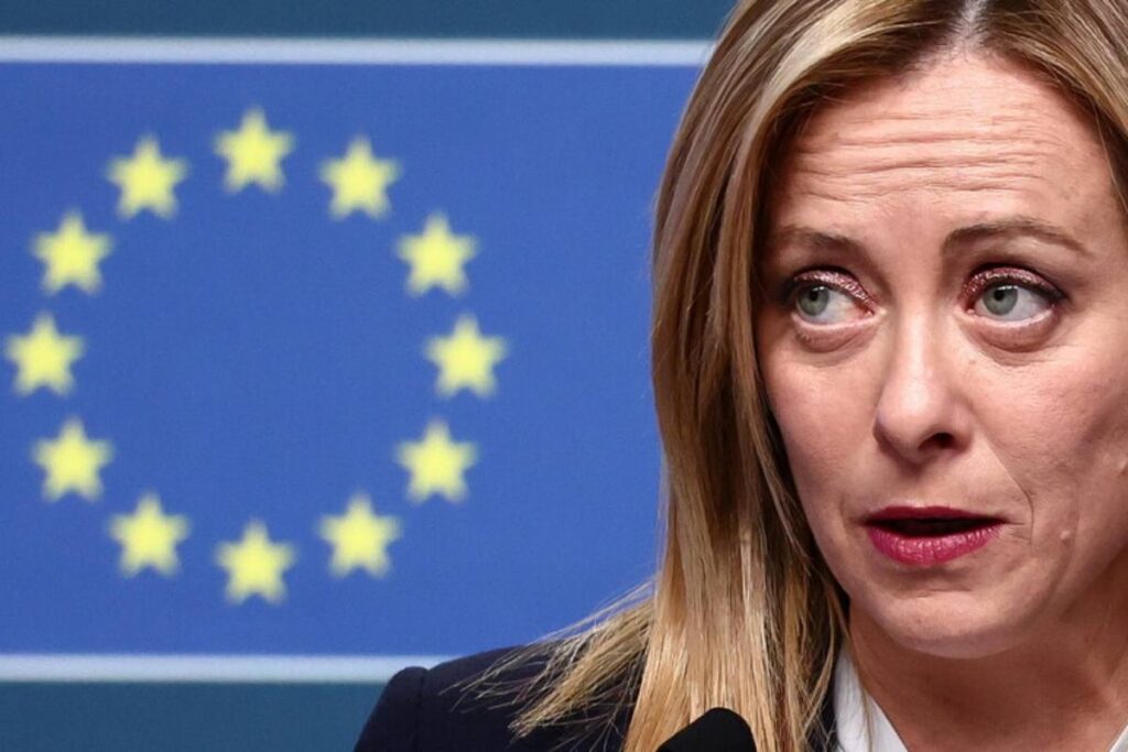 giorgia meloni con bandiera ue alle spalle