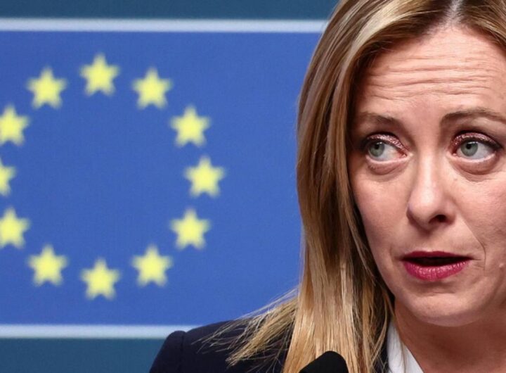 giorgia meloni con bandiera ue alle spalle