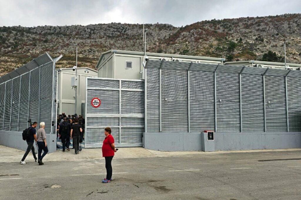 Il centro migranti in Albania