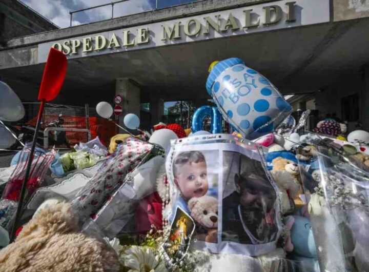 Oggetti in ricordo di Domenico, il piccolo morto a Napoli all'ospedale Monaldi