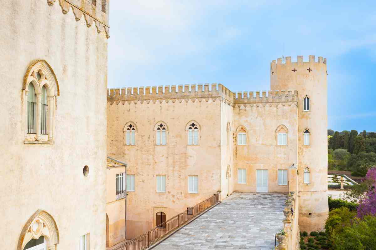 Piccolo, silenzioso, sospeso: il borgo che ha fatto della misura