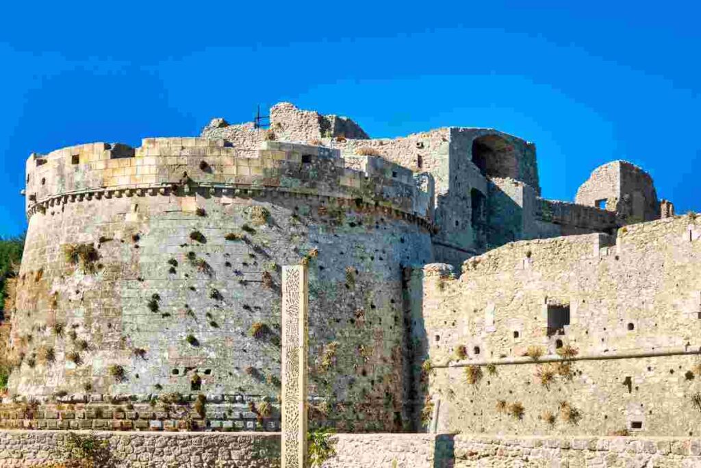 Piccolo, silenzioso, sospeso: il borgo che ha fatto della misura, tutti i dettagli