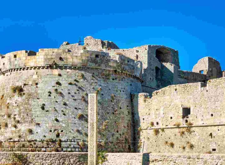 Piccolo, silenzioso, sospeso: il borgo che ha fatto della misura, tutti i dettagli