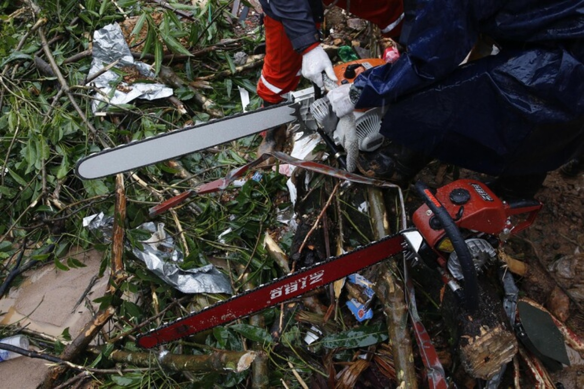 Muore ferendosi alla gamba con la motosega. Aveva perso troppo sangue provando a mettersi in salvo in auto