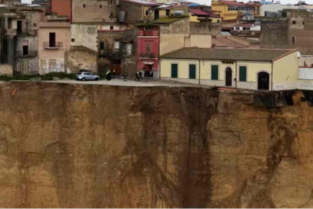 Il drone riprende la bibioteca di Niscemi in bilico