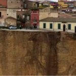 Il drone riprende la bibioteca di Niscemi in bilico