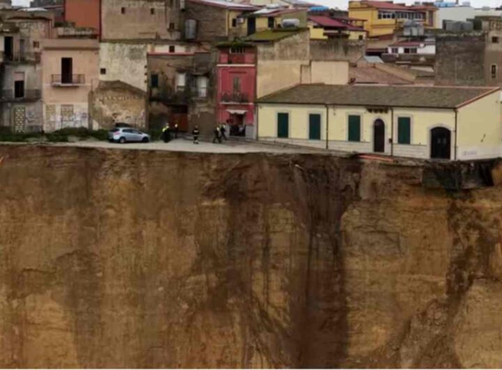 Il drone riprende la bibioteca di Niscemi in bilico